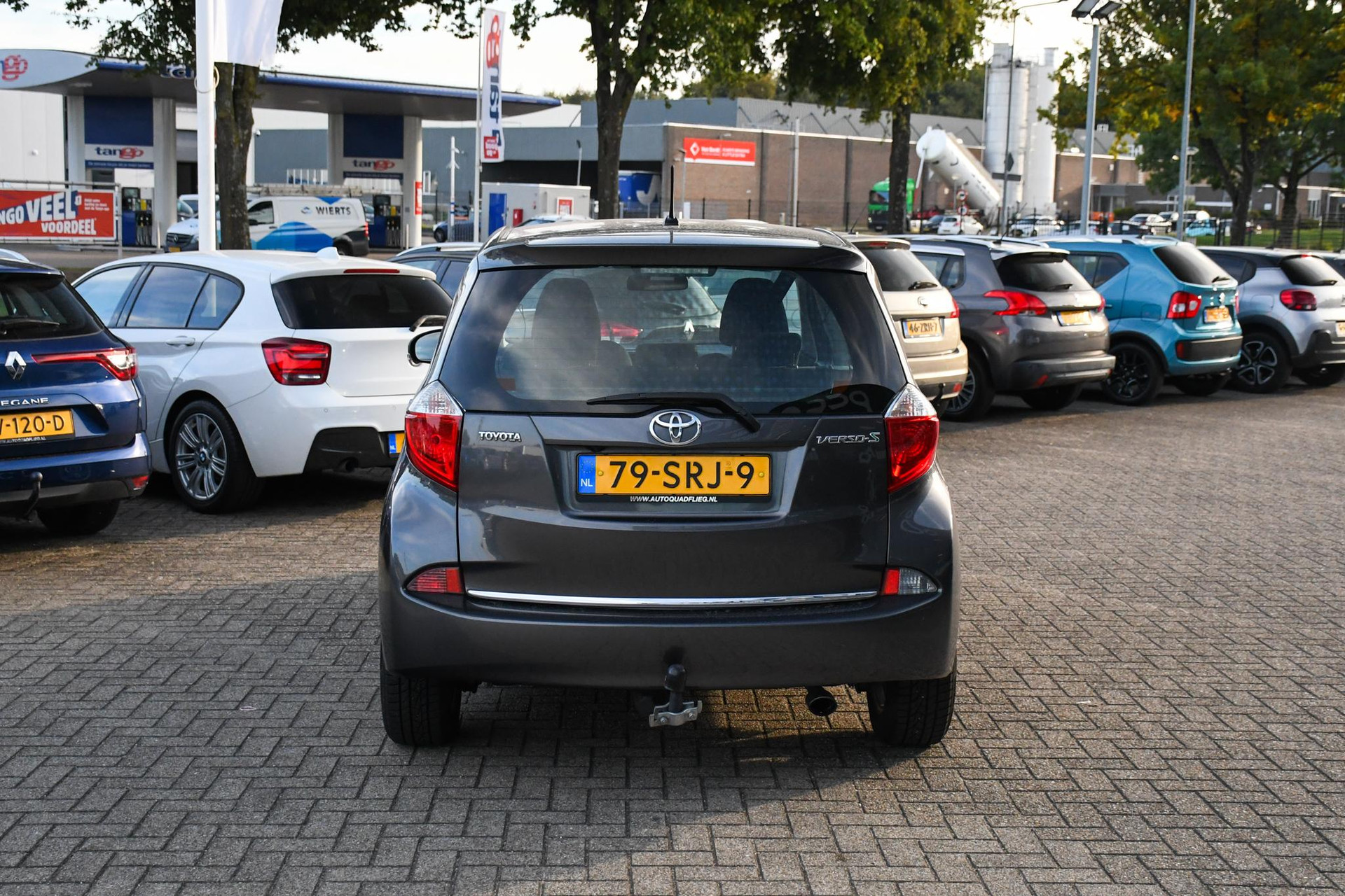 47379587-8.jpg
