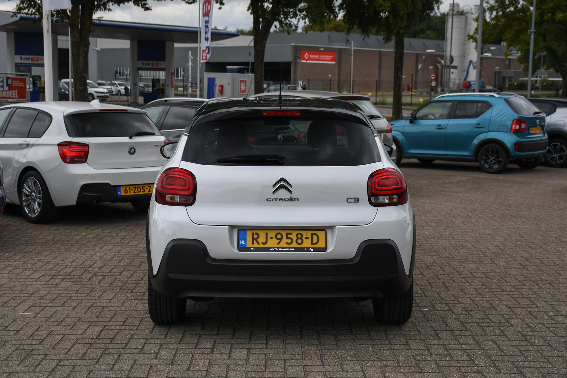 47830652-7.jpg