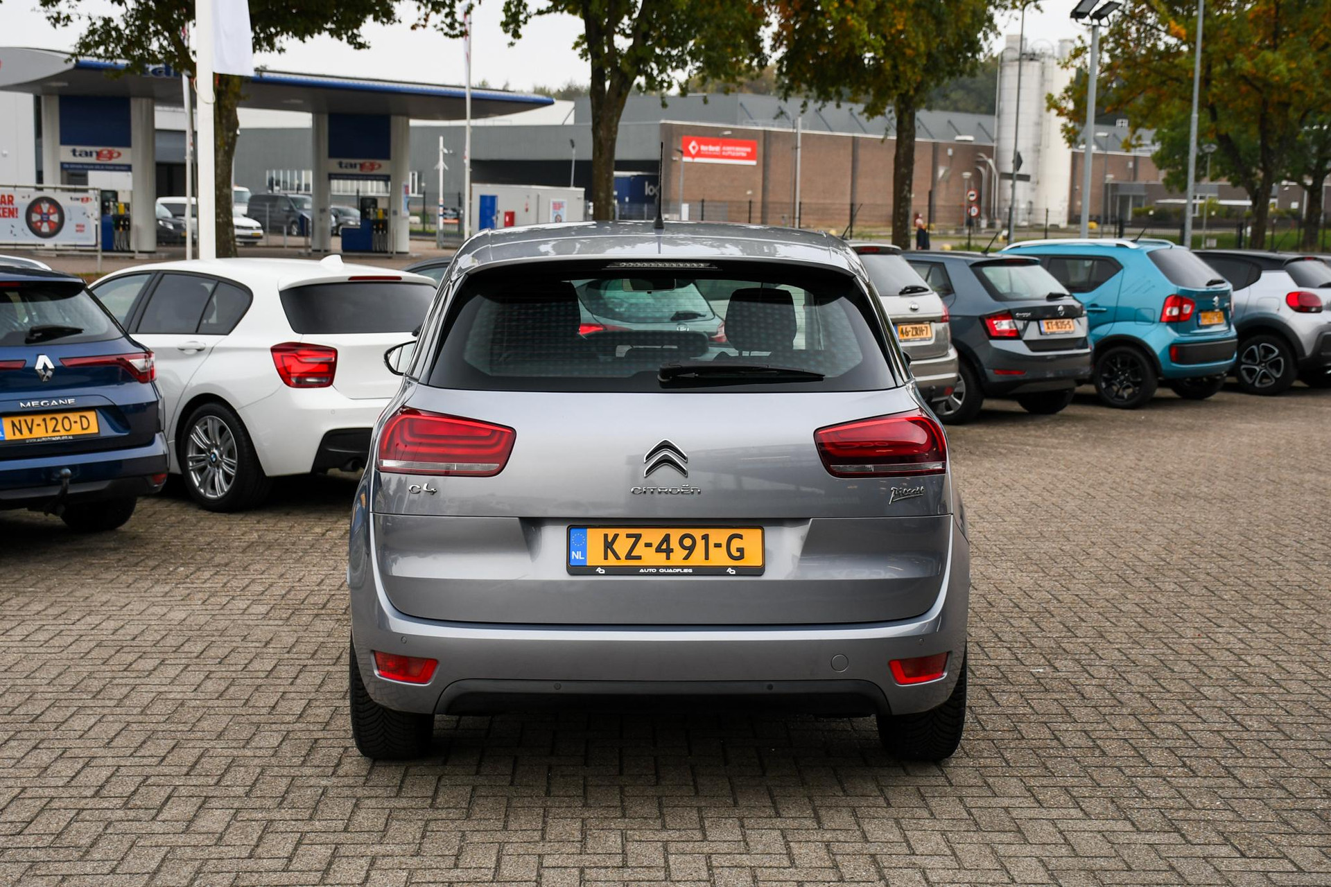 48352881-8.jpg